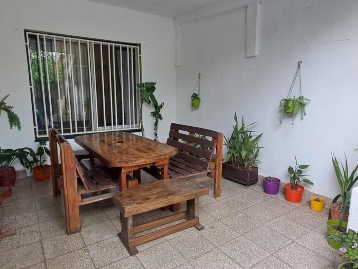 Amplia casa con tres dormitorios y patio. Oportunidad!