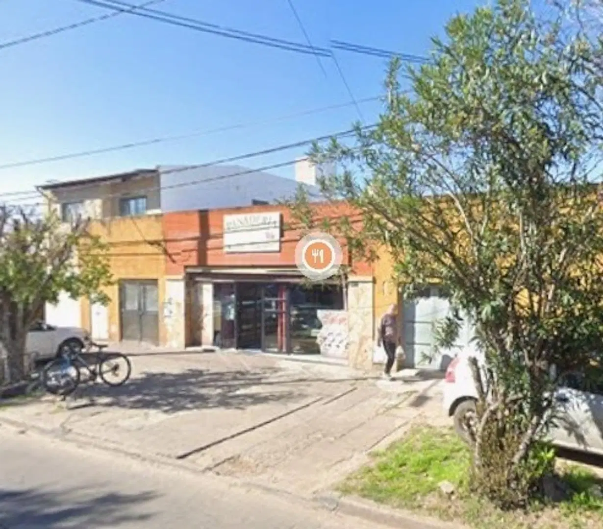 Casa con local comercial y cochera multiple 5