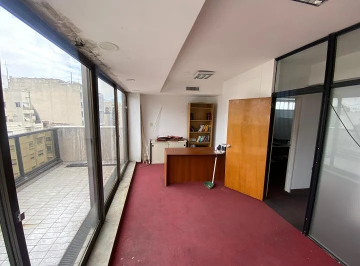 Amplia y luminosa oficina en piso alto – Av. Belgrano al 1600 (Microcentro)
