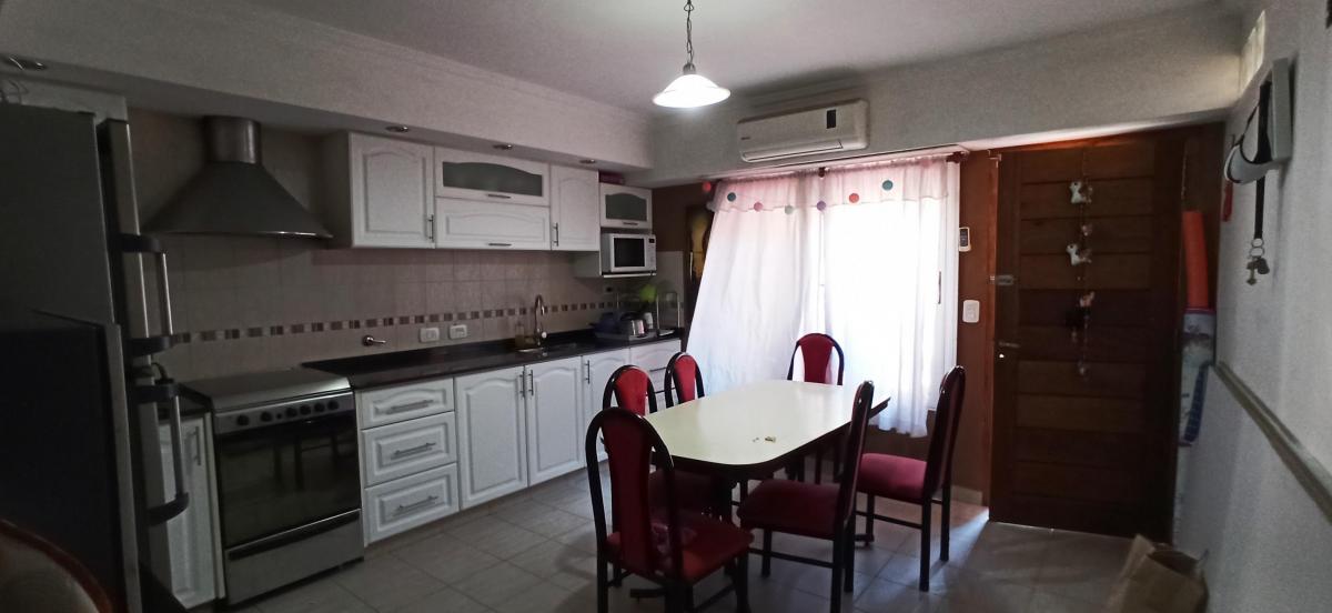 CASA EN VENTA 3/4 AMB. 2 BAÑOS, COCHERA Y JARDIN CON PARRILLA Lanús O. APTA CREDITO. REBAJADA!!!