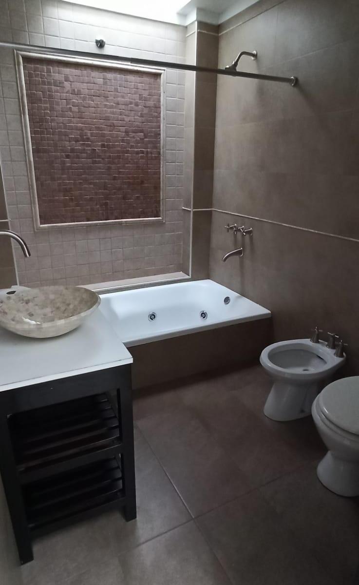 Foto de CASA EN VENTA 3/4 AMB. 2 BAÑOS, COCHERA Y JARDIN CON PARRILLA Lanús O, imagen 3