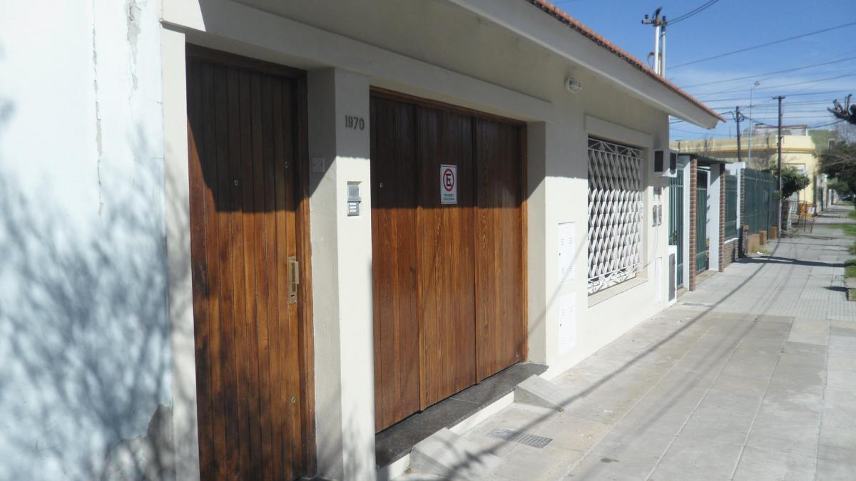 CASA PH EN VENTA. 3 AMB AL FRENTE CON COCH. EN LANUS. RECICLADO. apto credito