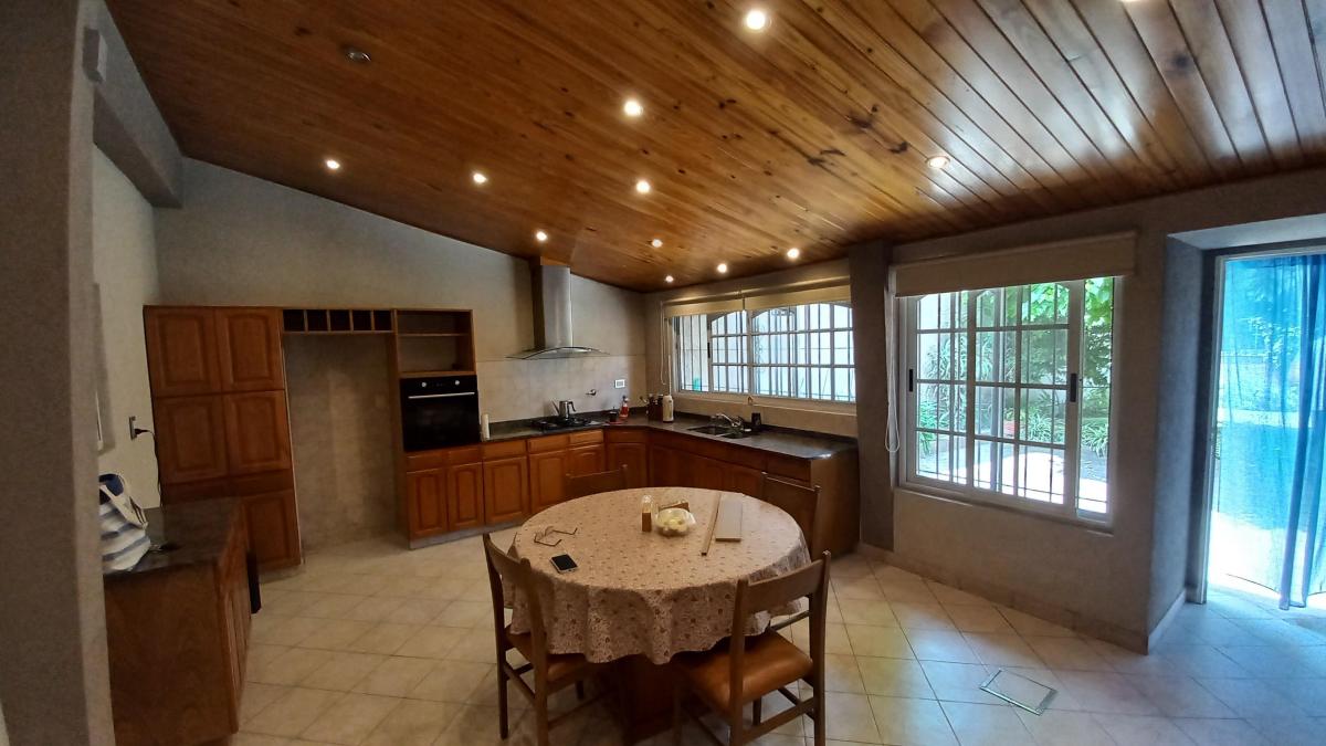 *APTO CREDITO*VENTA CASA 4 AMBIENTES CON FONDO LIBRE Y COCHERA, LANUS