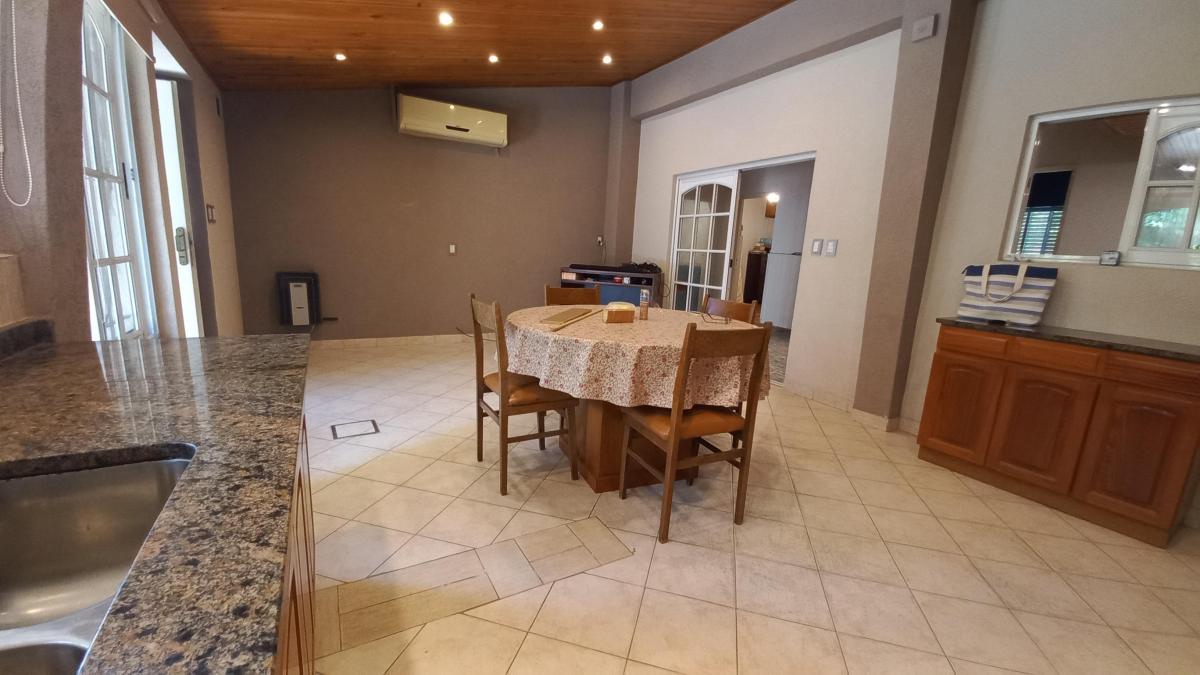 Foto de *APTO CREDITO*VENTA CASA 4 AMBIENTES CON FONDO LIBRE Y COCHERA, LANUS, imagen 2