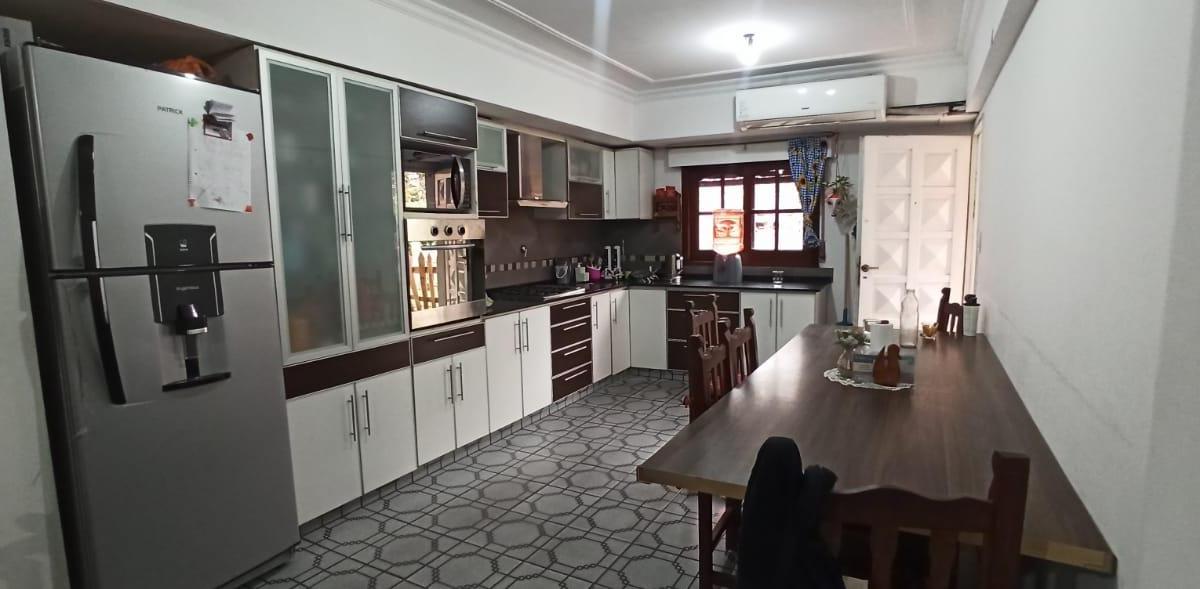 CASA 4 AMB. C/ COCH. EN VENTA. TEMPERLEY. LOTE DE 10,60 X 20,50, APTO CREDITO.