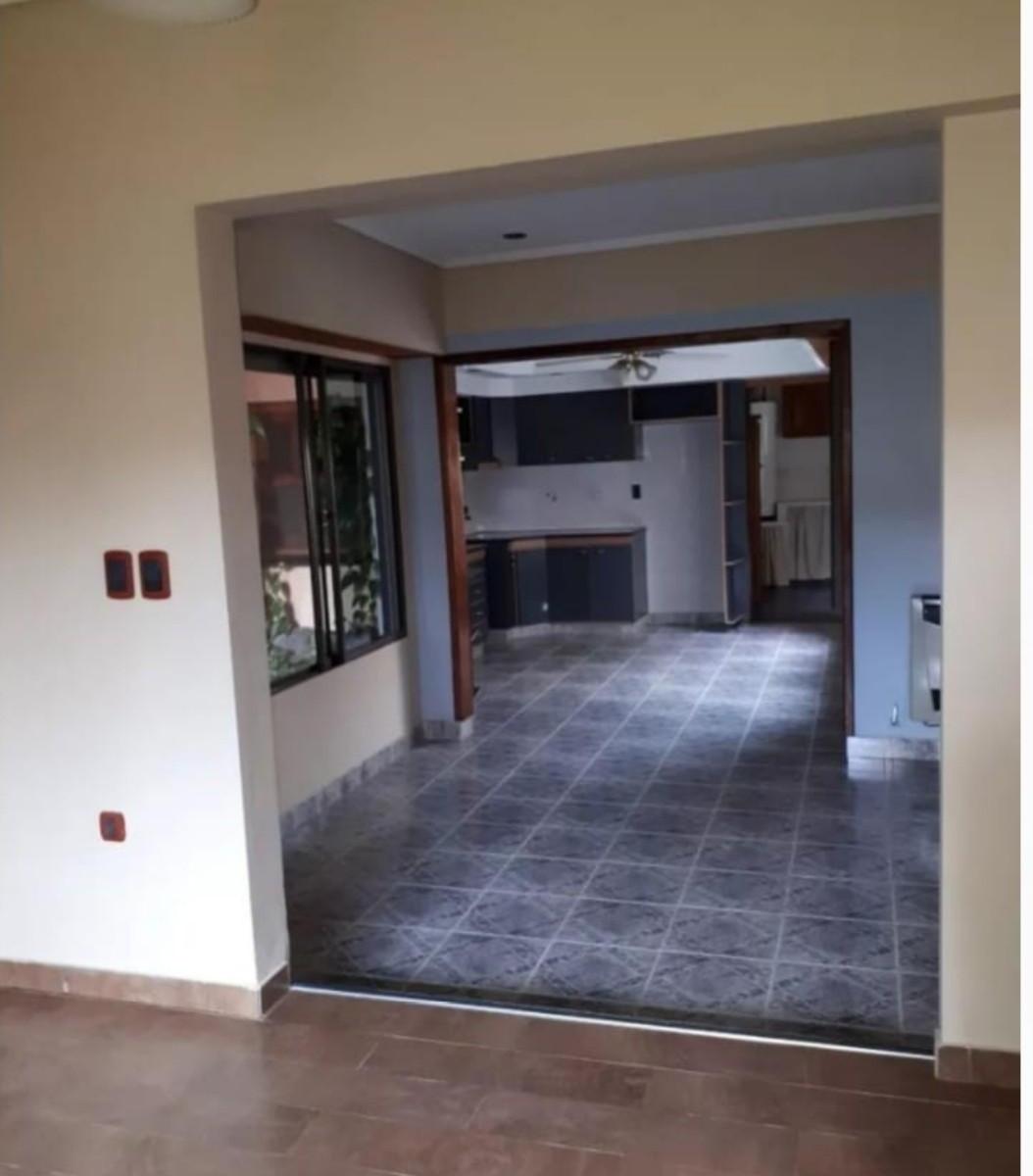 Foto de APTA CREDITO. CASA 3 AMB. CON PARQUE. COCH. P/VS. VEHICULOS. EN VENTA, imagen 4