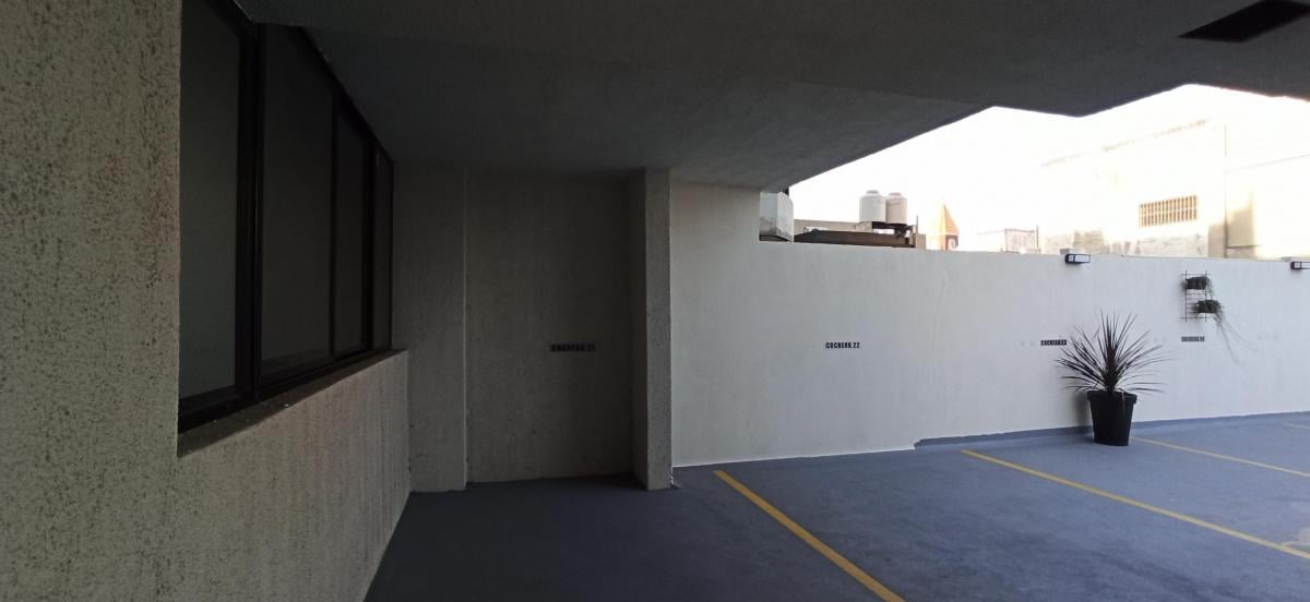 COCHERA EN VENTA LANUS O. EN PLENO CTRO. COMERCIAL Y POLO GASTRONIMICO.