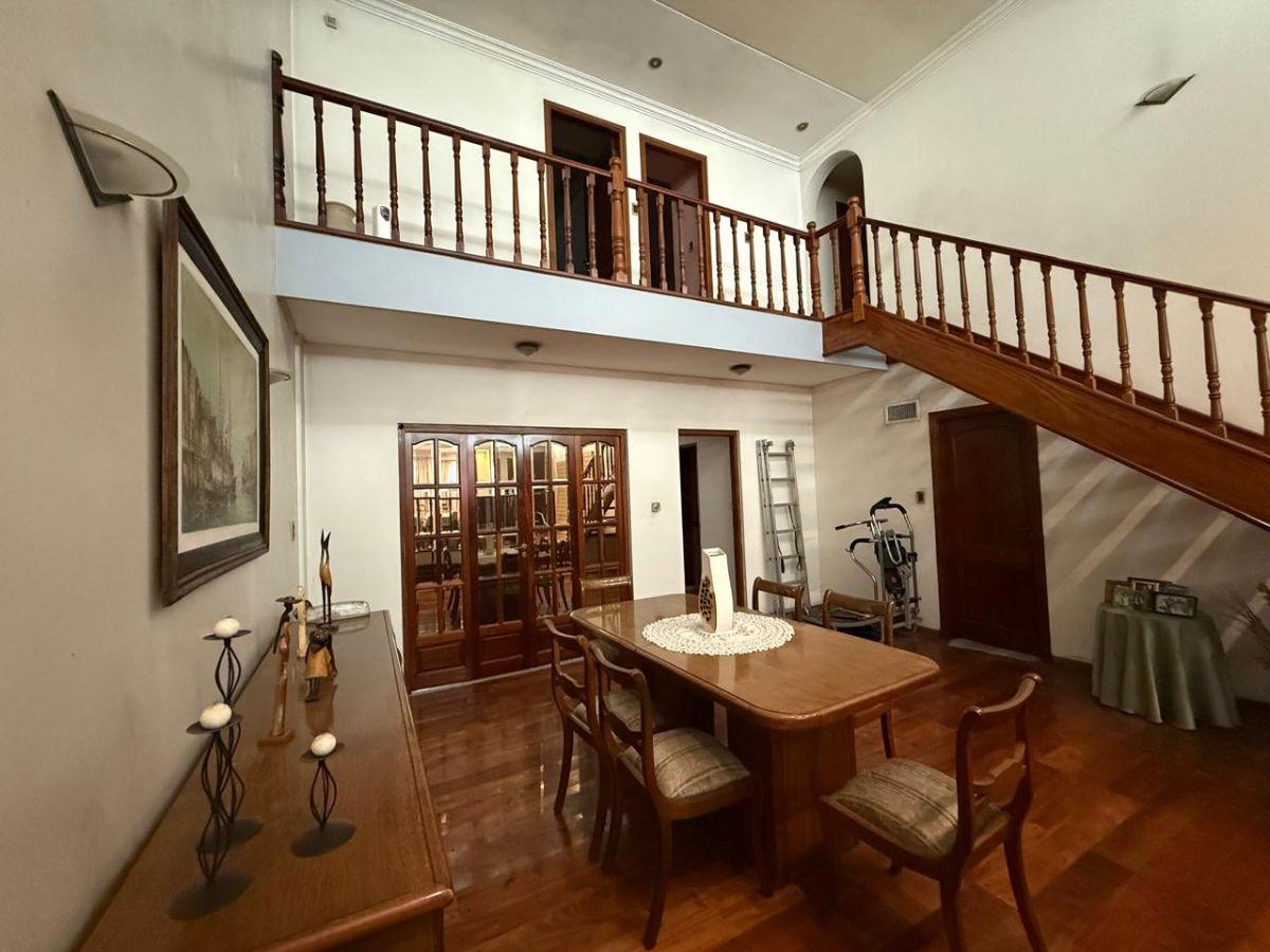 CASA/CHALET S/LOTE de 8,66x40 de 6 amb. EN VENTA. LANUS O. A/A YCALEFACCION CENTRAL. APTO CREDITO.