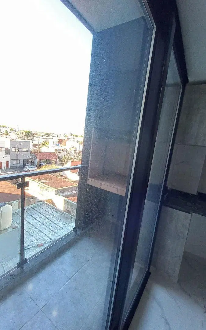 ALQUILER A ESTRENAR! AMBIENTE UNICO, BALCON CON PARRILLA. LANUS O. 4