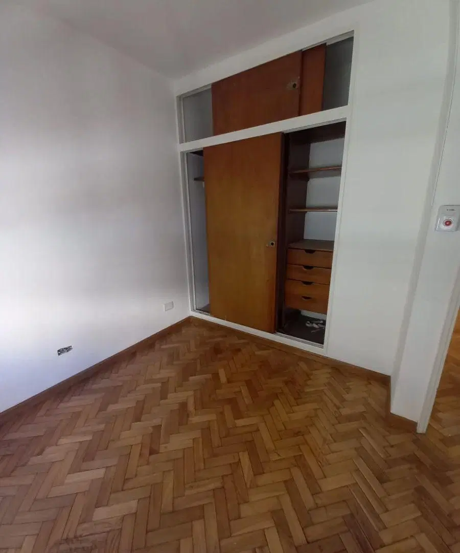 Junin al 1200 (entre juncal y arenales) 2