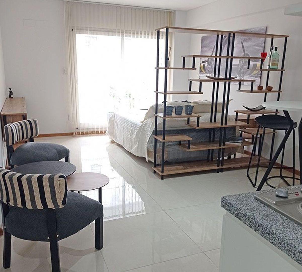 Foto de VENTA Departamento monoambiente- balcón - cochera- en barrio Centro, imagen 3