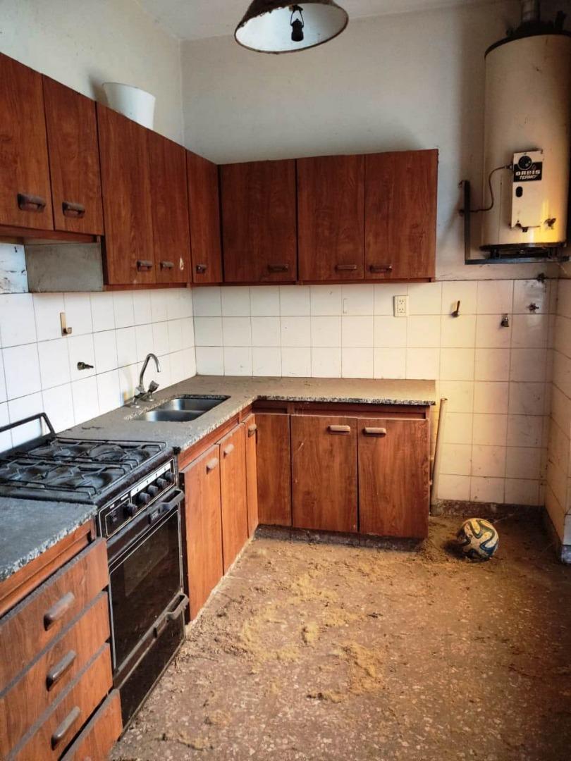 Galpón con Casa Al Contrafrente y Departamento en Pa 3