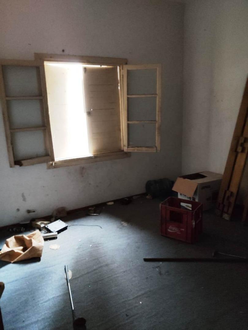 Galpón con Casa Al Contrafrente y Departamento en Pa 1