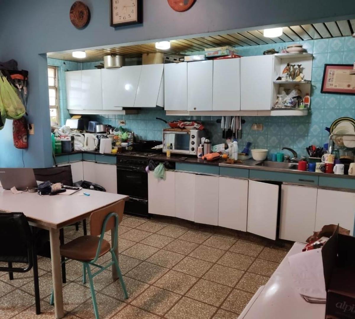 Galpón con Casa Al Contrafrente y Departamento en Pa 2