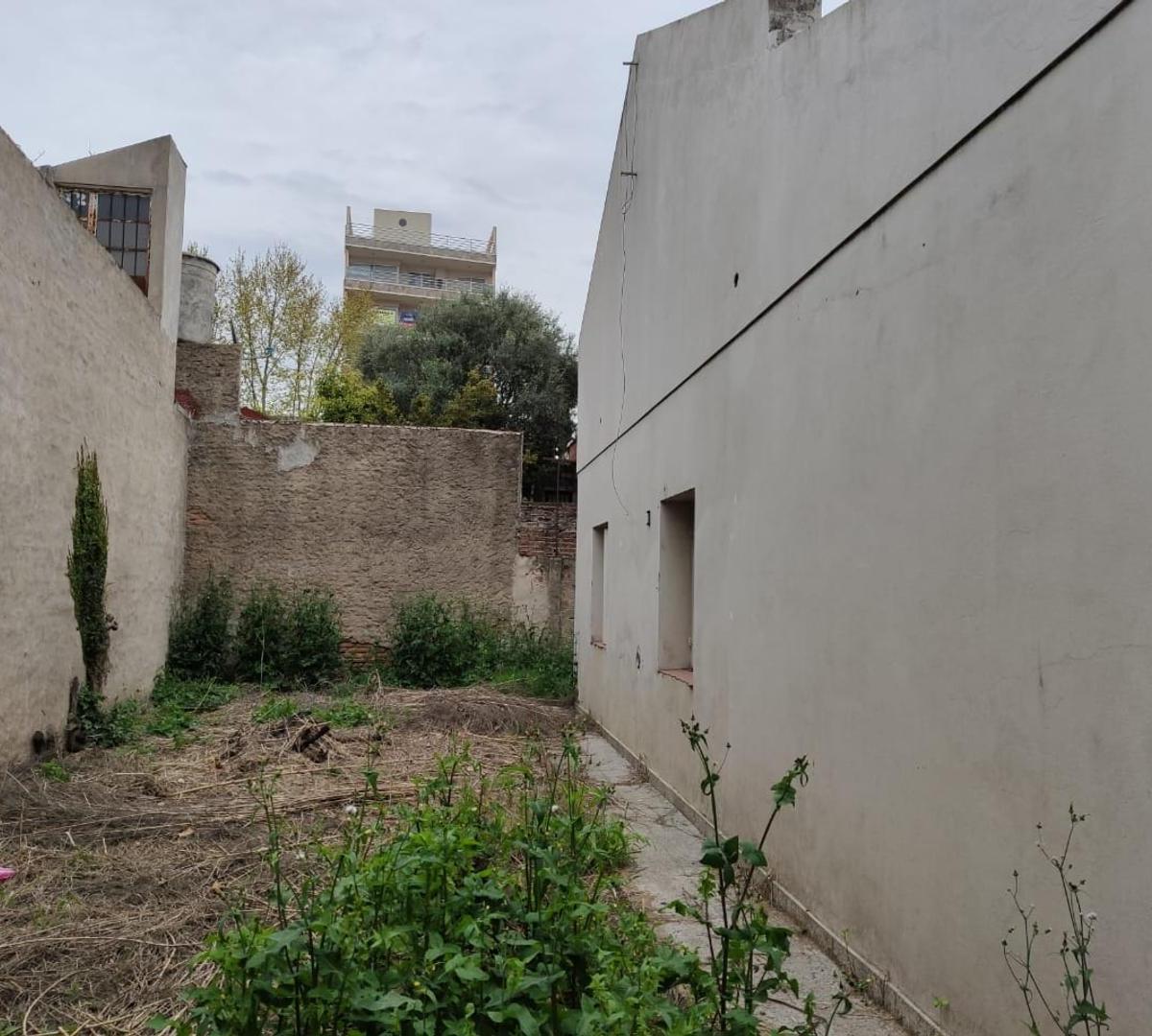 Galpón con Casa Al Contrafrente y Departamento en Pa 4