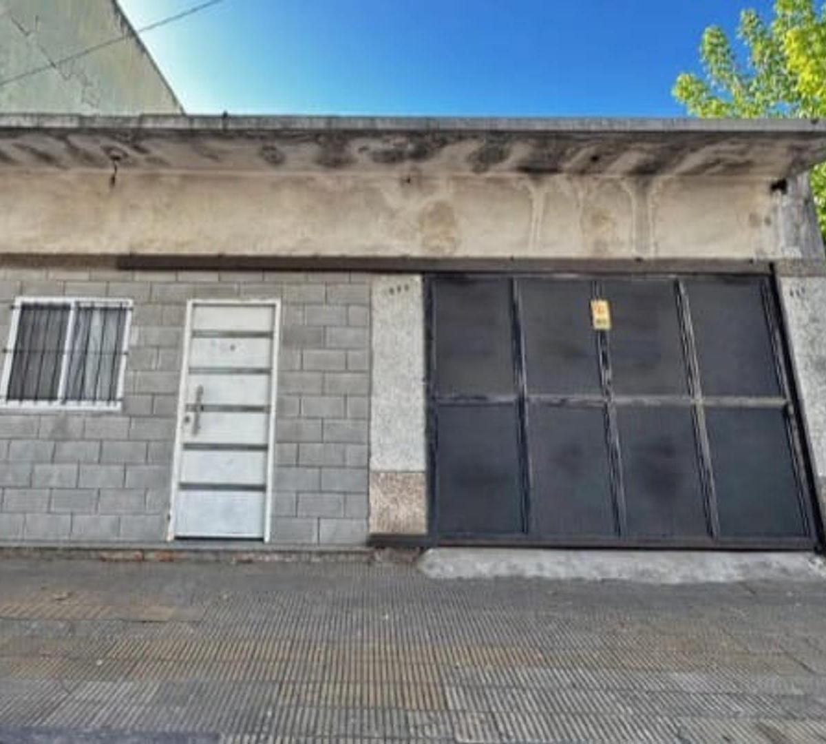 Venta de 1 casa con 2 locales y garage.