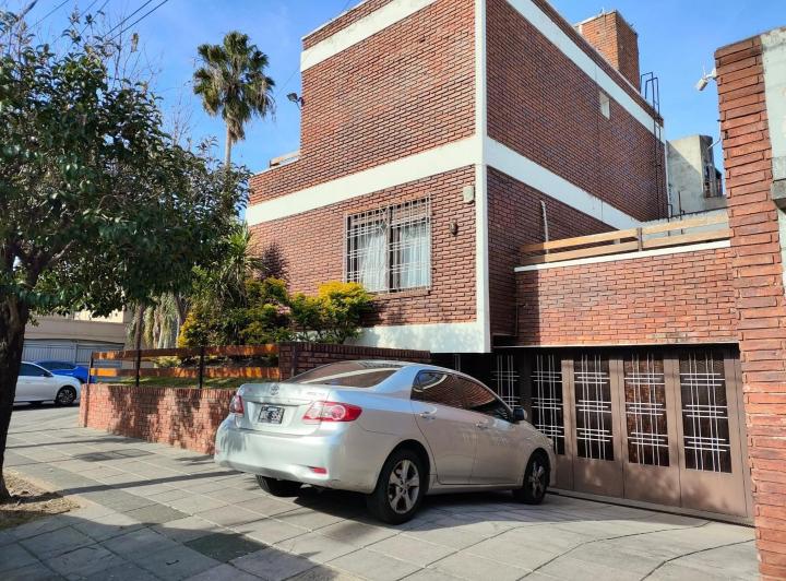Importante casa en esquina frente a la plaza 1