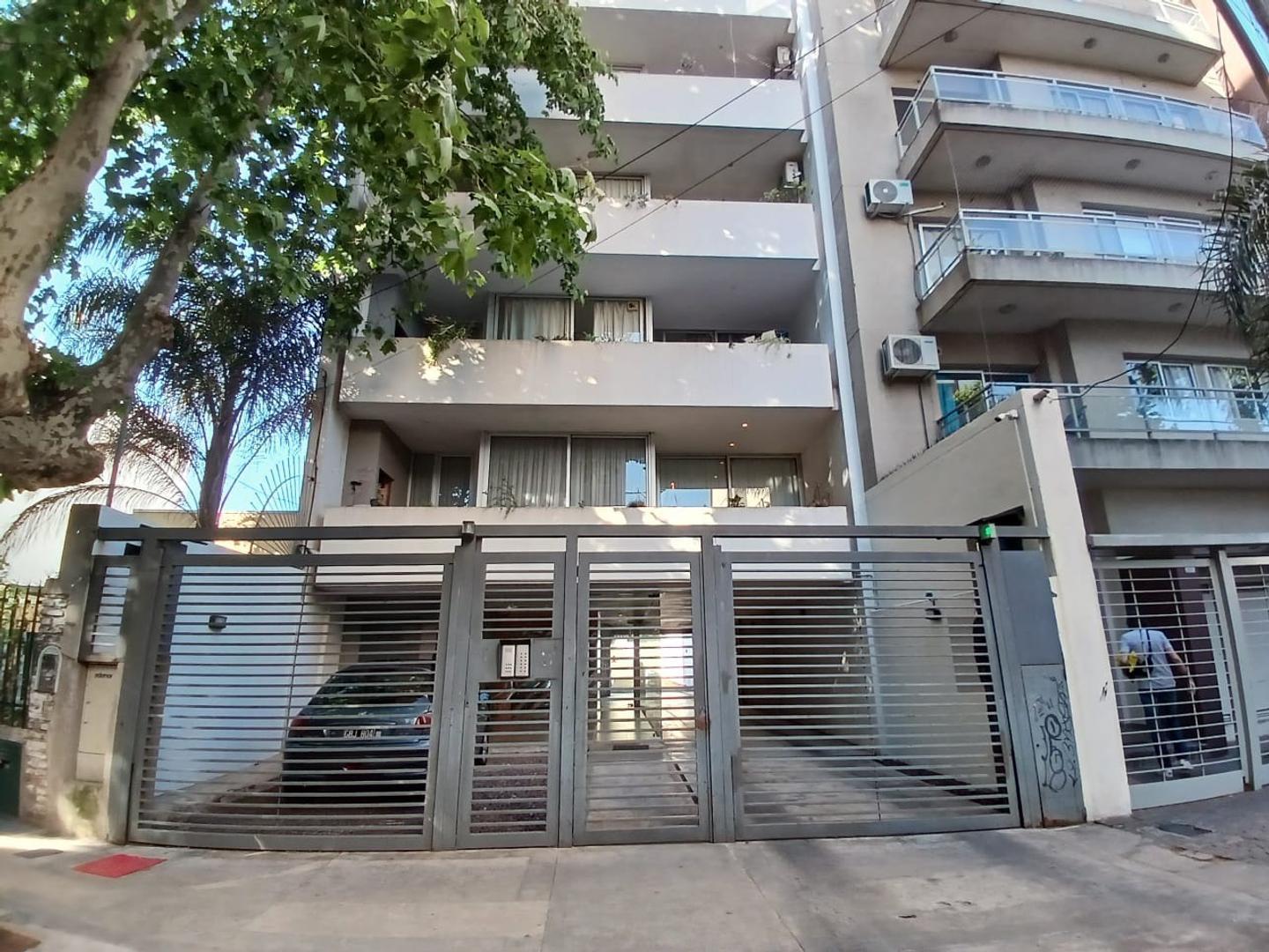 Departamento 2 ambientes con balcon al frente y parrilla.