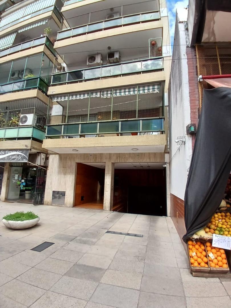 Departamento 3 ambientes céntrico con cochera
