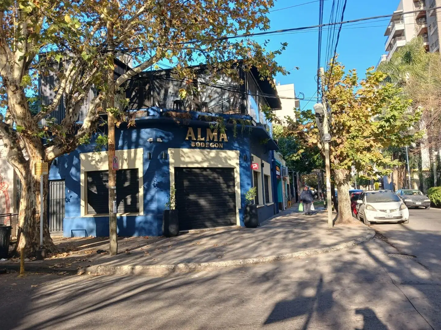 Local en esquina con terraza y sótano 2