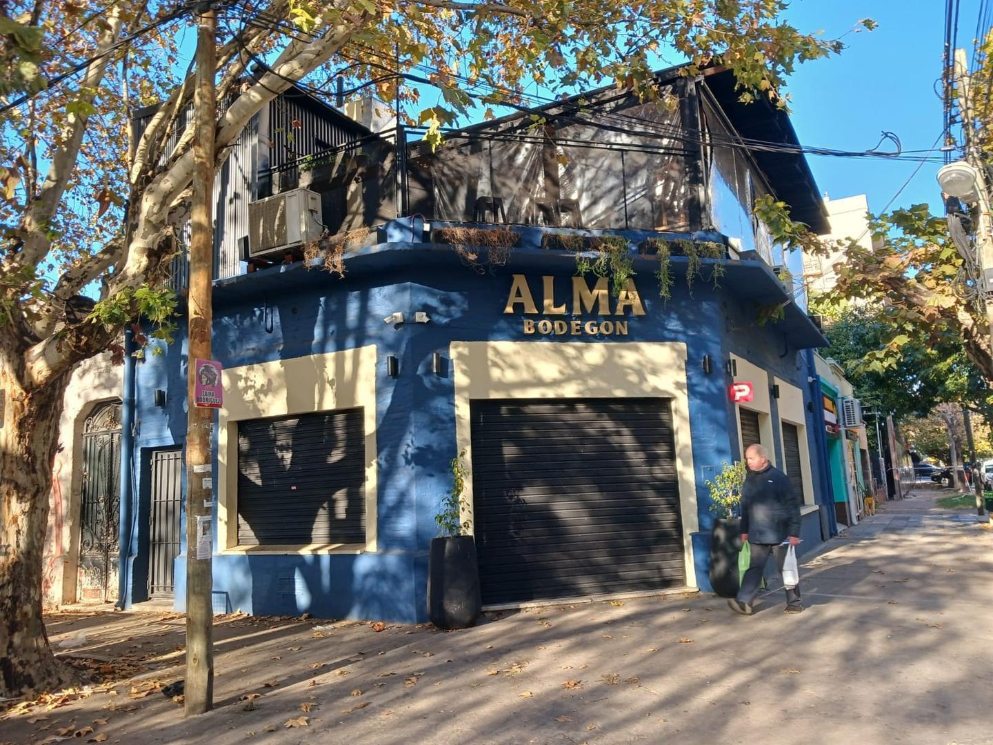 Local en esquina con terraza y sótano