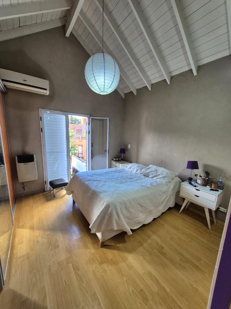 Foto de hermoso chalet con fondo y piscina, imagen 2