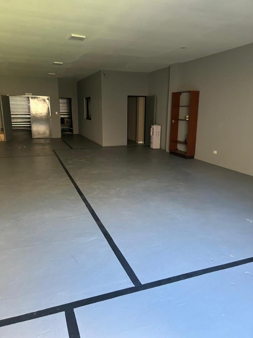 Foto de Local amplio con oficinas y baños, imagen 1