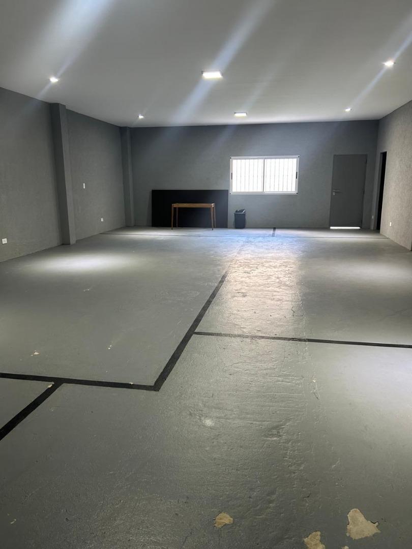 Foto de Local amplio con oficinas y baños, imagen 2