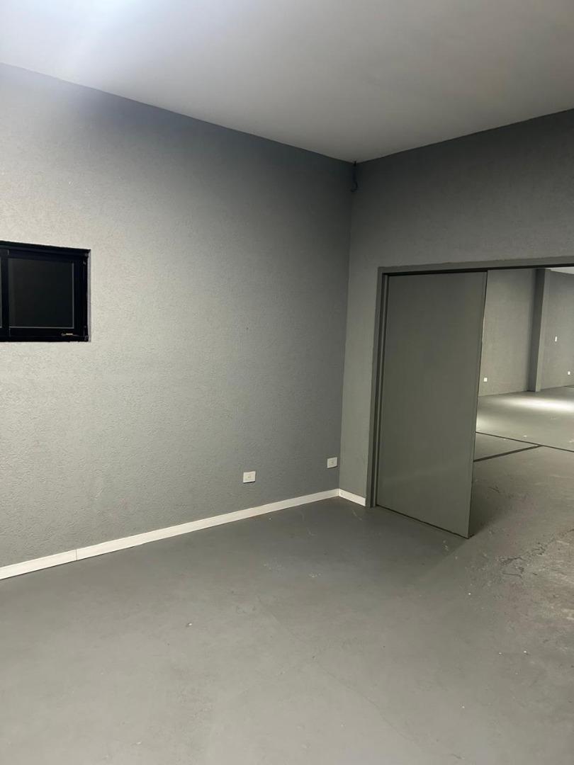 Foto de Local amplio con oficinas y baños, imagen 5