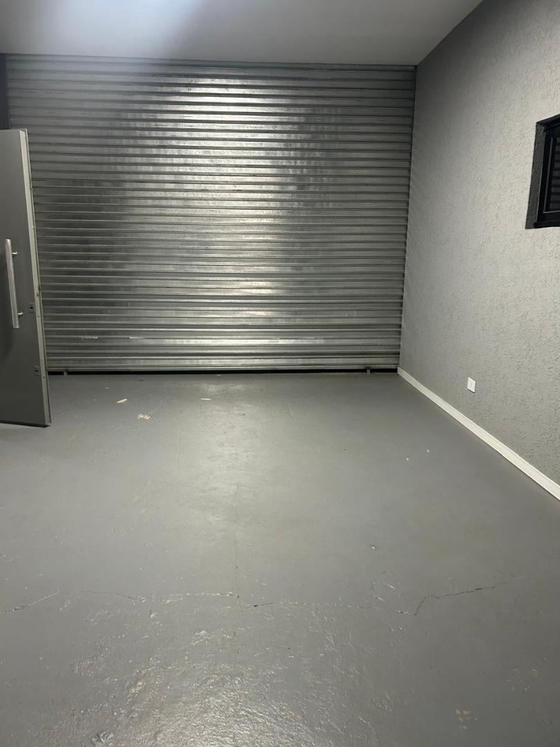 Foto de Local amplio con oficinas y baños, imagen 3