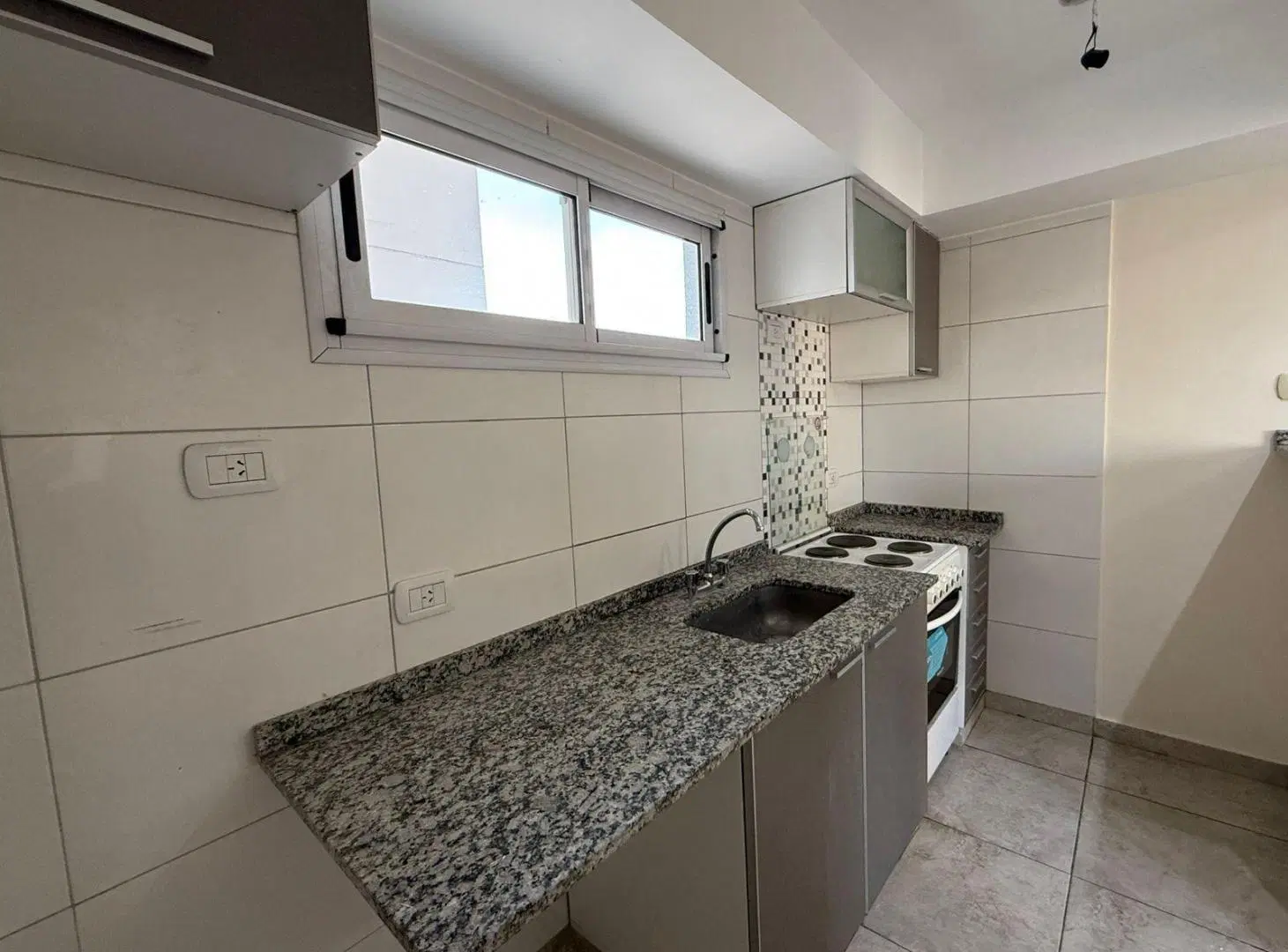 Av. Rosales 800. 2 ambientes en venta. Con. Cochera. Remedios de Escalada. 5