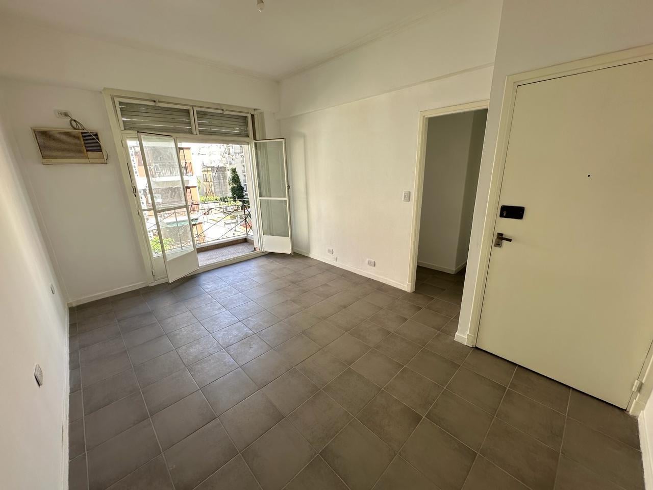 Foto de Uriburu 1600. Departamento de 2 ambientes en alquiler. Con balcón, imagen 2