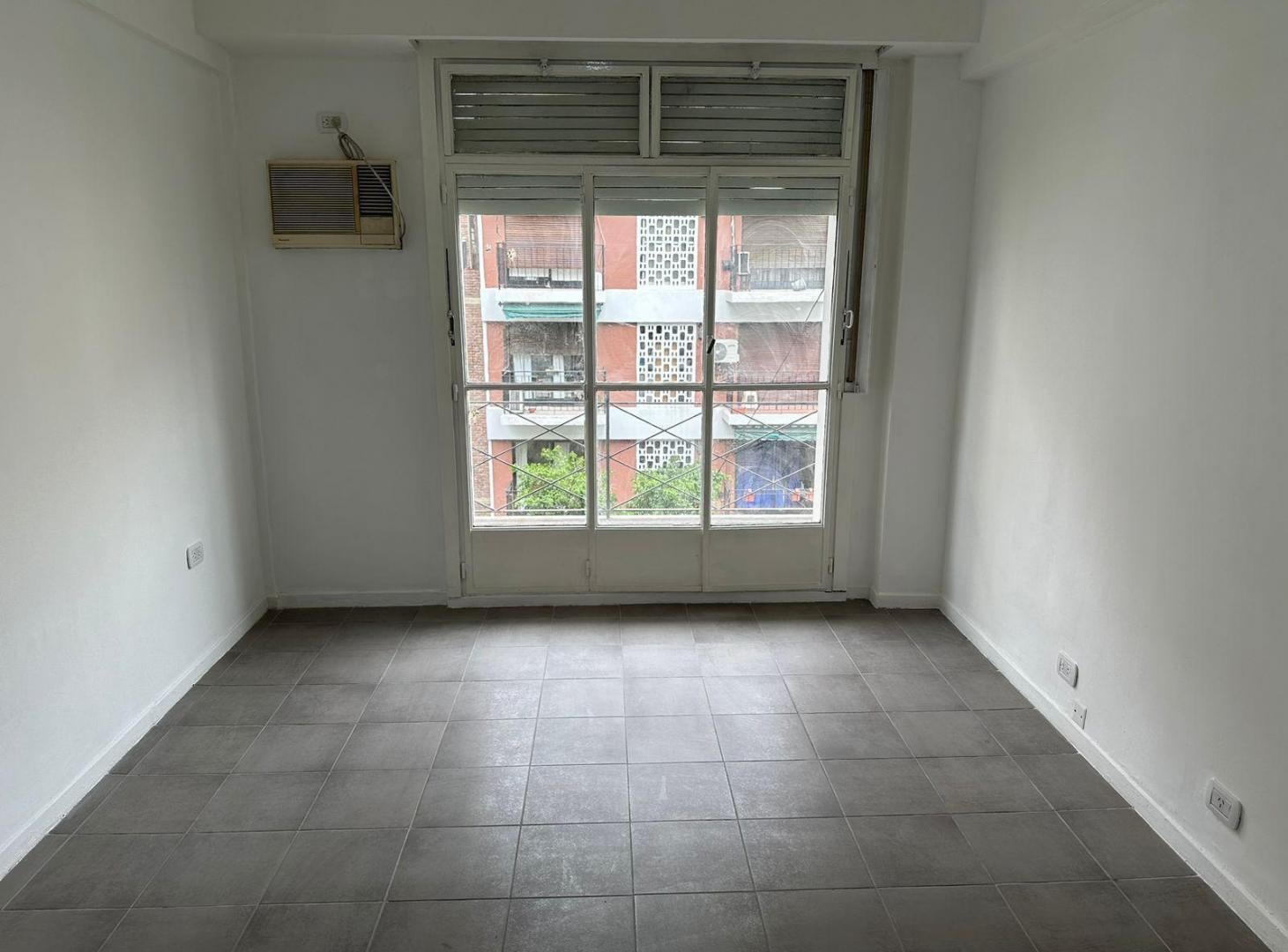 Foto de Uriburu 1600. Departamento de 2 ambientes en alquiler. Con balcón, imagen 1