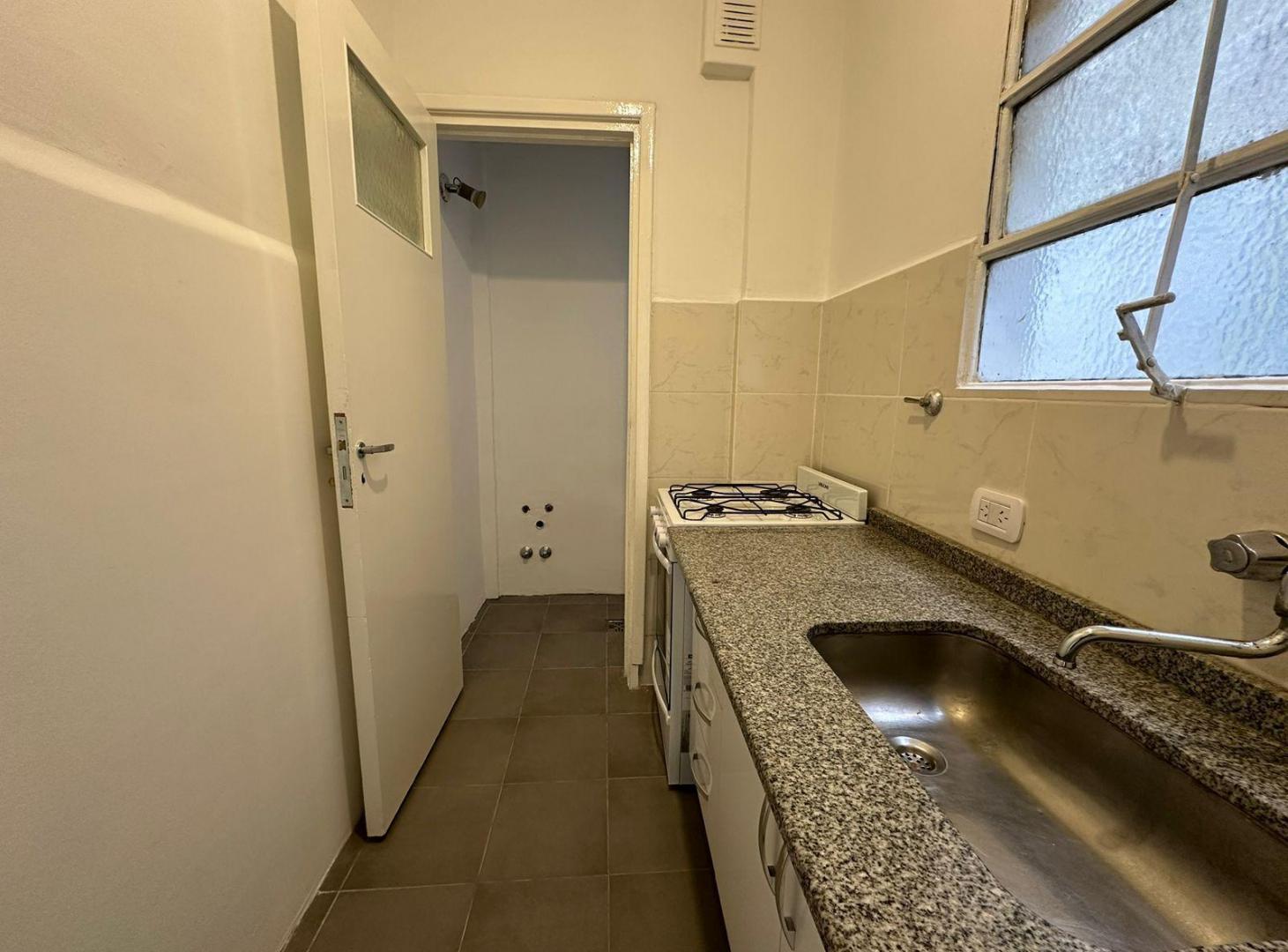 Foto de Uriburu 1600. Departamento de 2 ambientes en alquiler. Con balcón, imagen 3