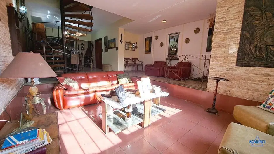 Casa de 4 amb. con jardín - quincho - parrilla -garage - S. Lugares 3
