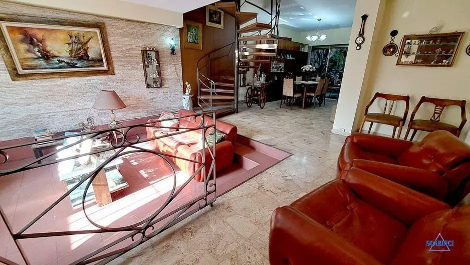 Casa de 4 amb. con jardín - quincho - parrilla -garage - S. Lugares 4