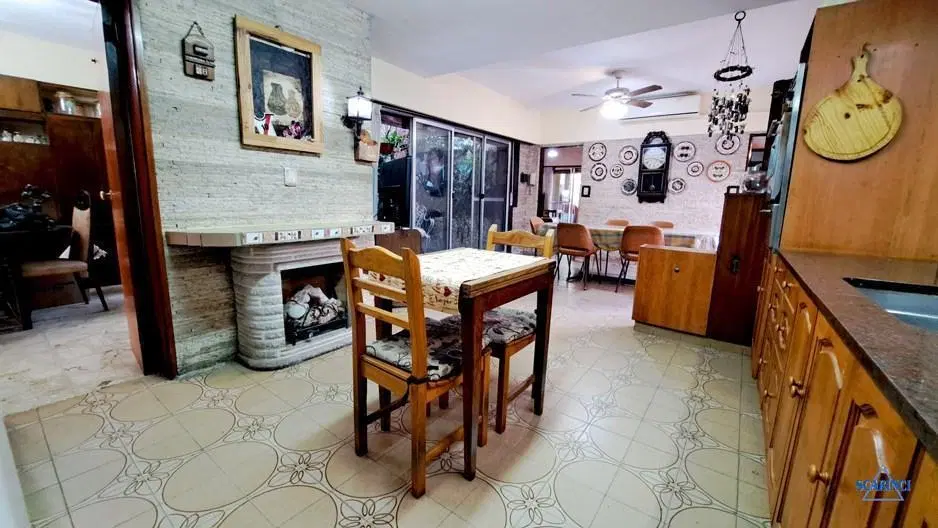 Casa de 4 amb. con jardín - quincho - parrilla -garage - S. Lugares 8