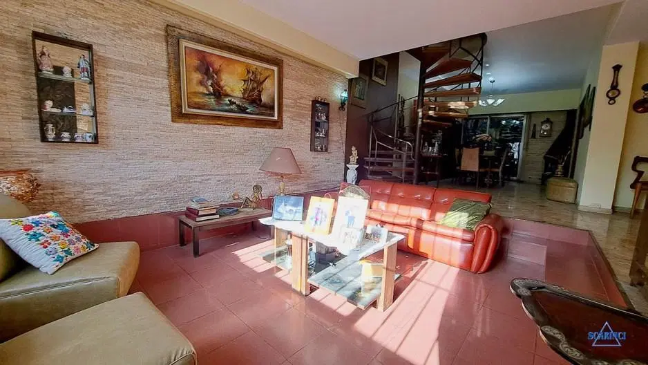 Casa de 4 amb. con jardín - quincho - parrilla -garage - S. Lugares 5
