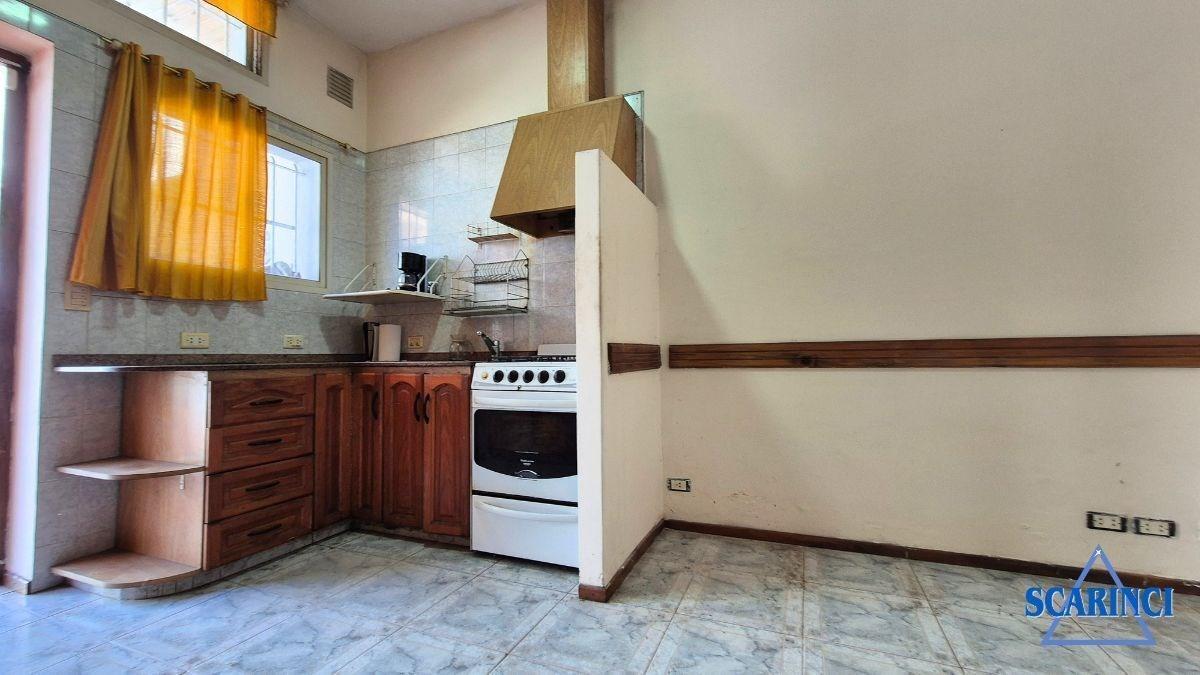 Foto de Departamento PH de 3 ambientes con patio y cochera en Alquiler en Villa, imagen 1