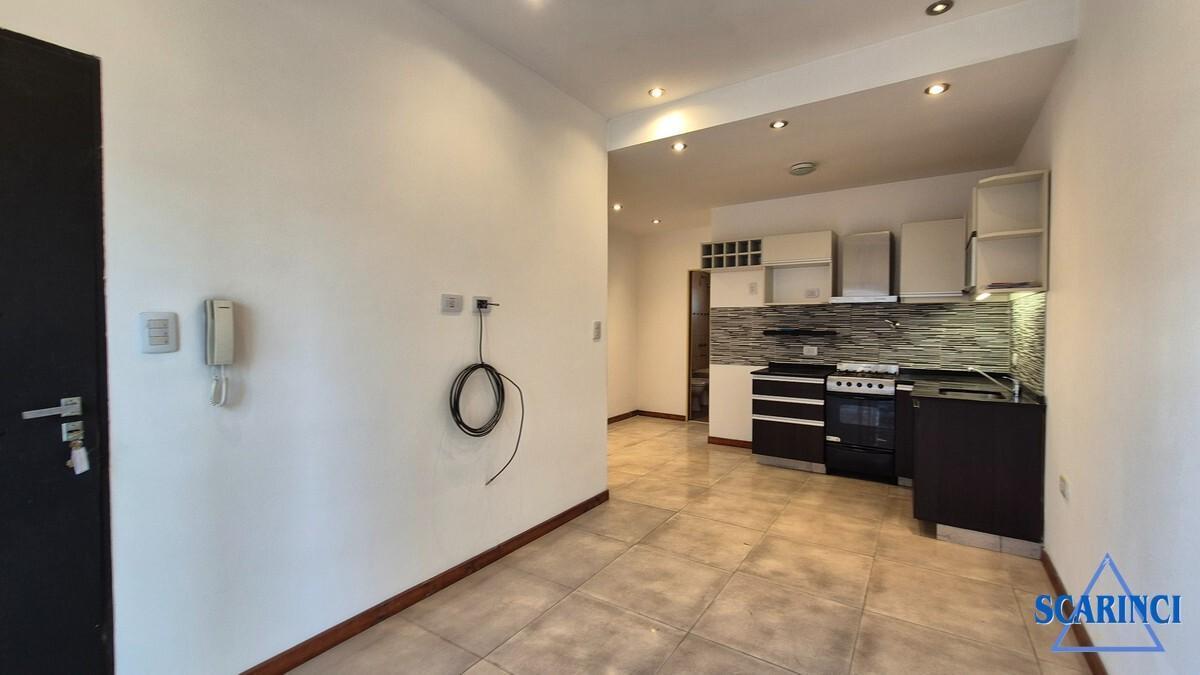 Foto de Departamento con balcón al frente en Alquiler en Sáenz Peña, Tres de, imagen 4