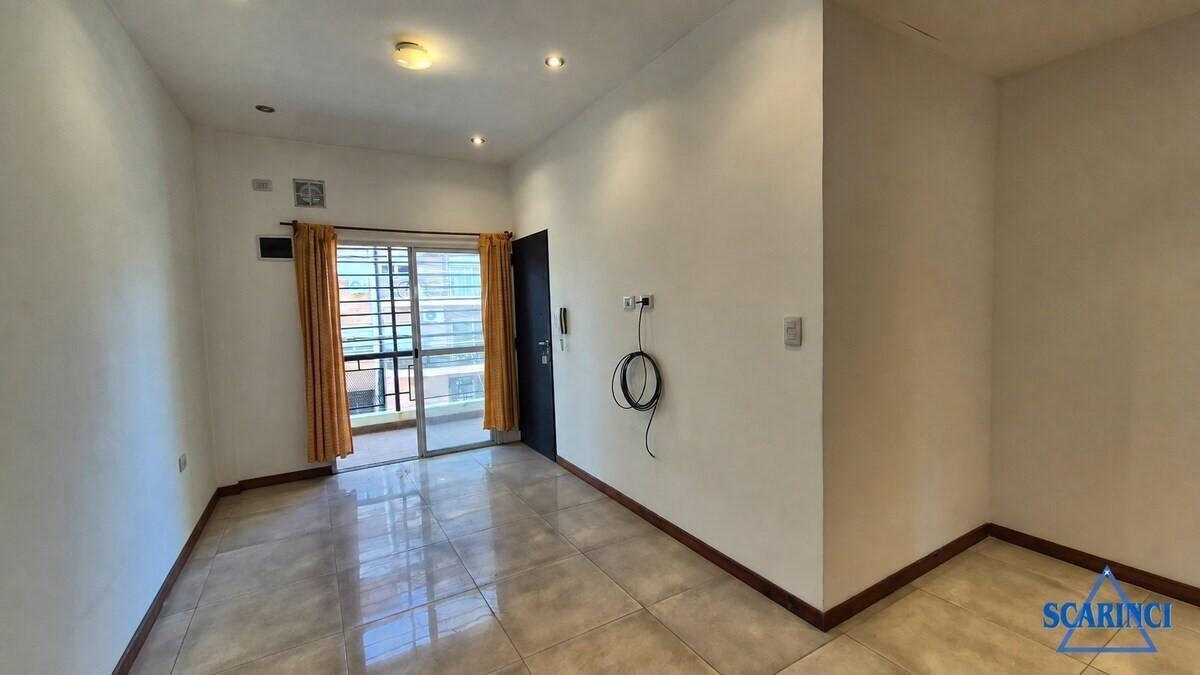 Foto de Departamento con balcón al frente en Alquiler en Sáenz Peña, Tres de, imagen 1