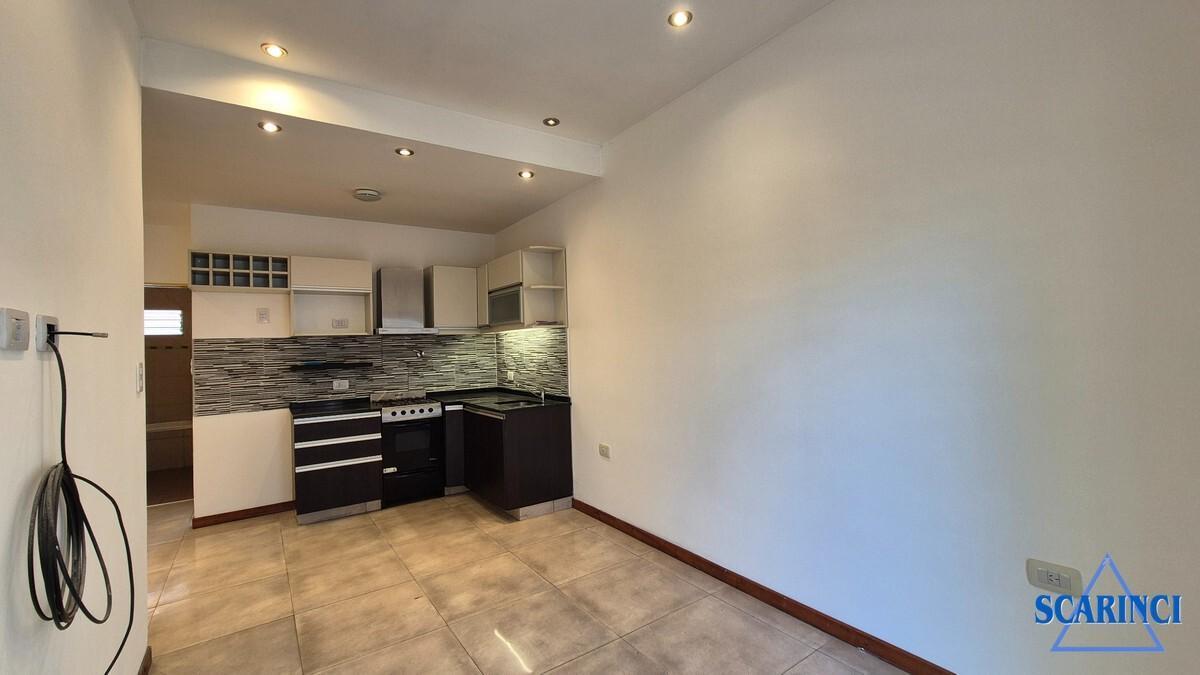 Foto de Departamento con balcón al frente en Alquiler en Sáenz Peña, Tres de, imagen 3