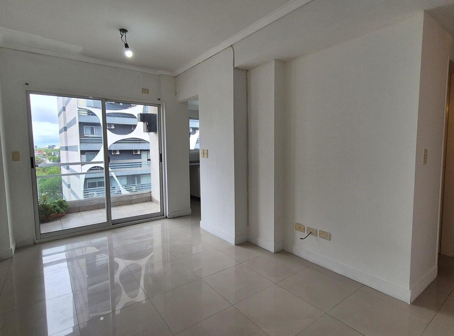 Foto de Departamento con balcón al frente en Alquiler en Sáenz Peña, Tres de, imagen 5
