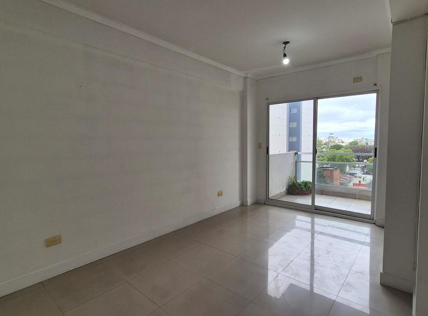 Foto de Departamento con balcón al frente en Alquiler en Sáenz Peña, Tres de, imagen 4