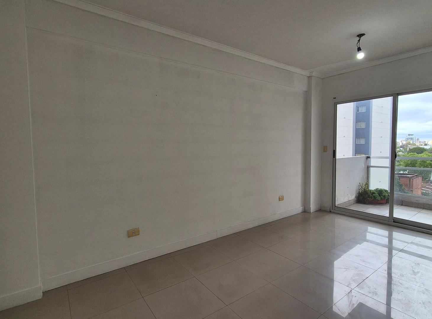 Foto de Departamento con balcón al frente en Alquiler en Sáenz Peña, Tres de, imagen 3