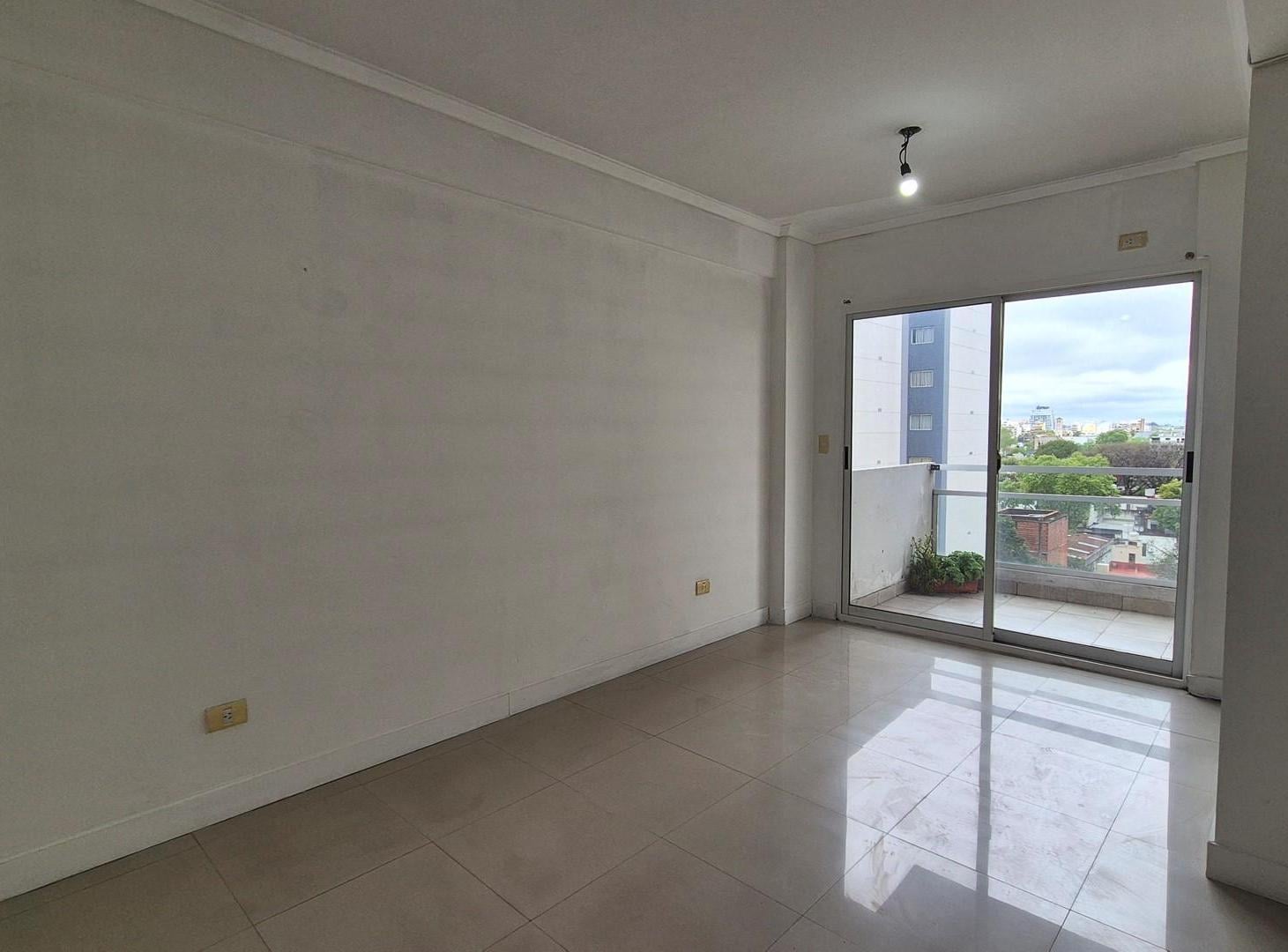 Foto de Departamento con balcón al frente en Alquiler en Sáenz Peña, Tres de, imagen 2