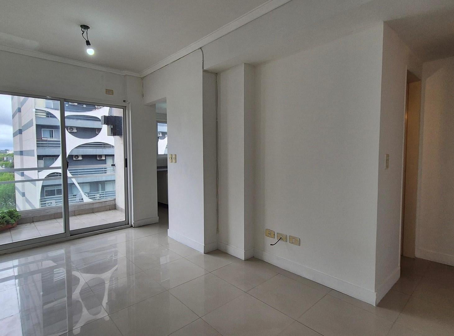 Foto de Departamento con balcón al frente en Alquiler en Sáenz Peña, Tres de, imagen 1