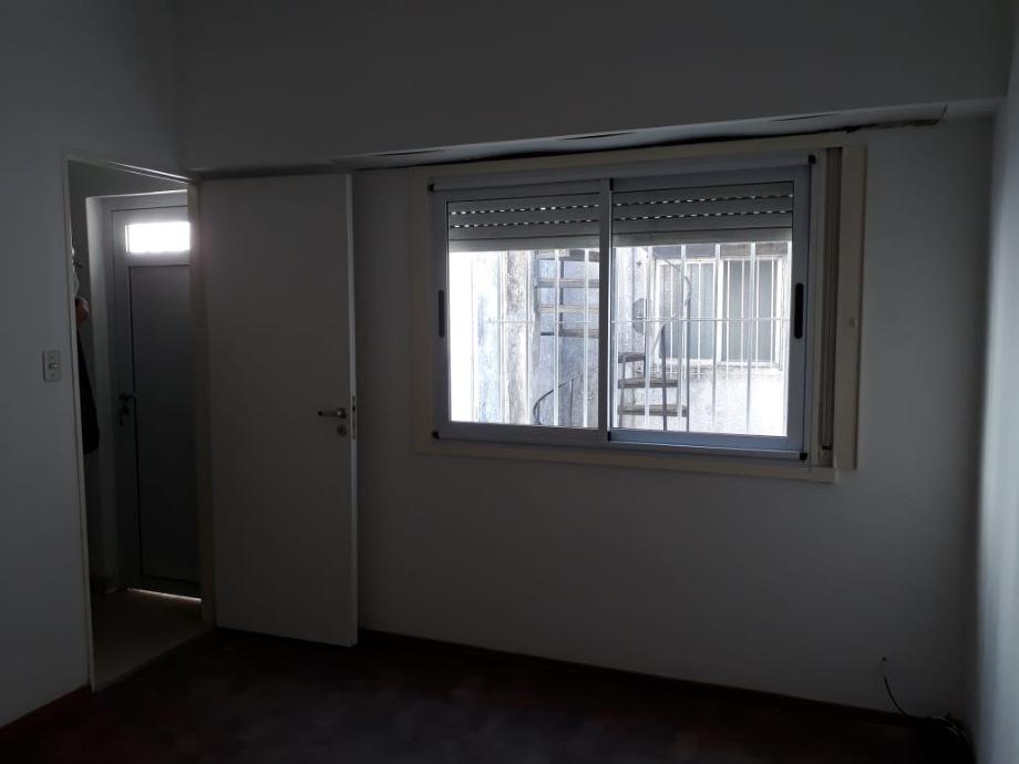 CASA 4 AMBIENTES CON GARAGE SOBRE LOTE PROPIO.-