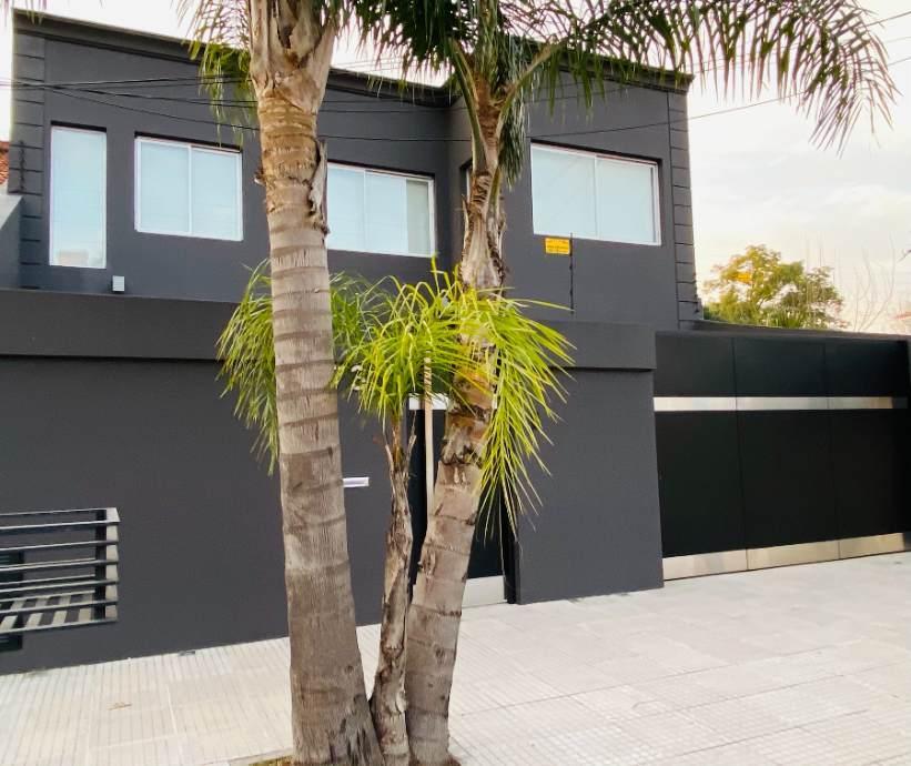 "GRAN CATEGORIA" IMPECABLE CASA 5 AMB. EN LA ZONA MAS RESIDENCIAL DE R. MEJIA