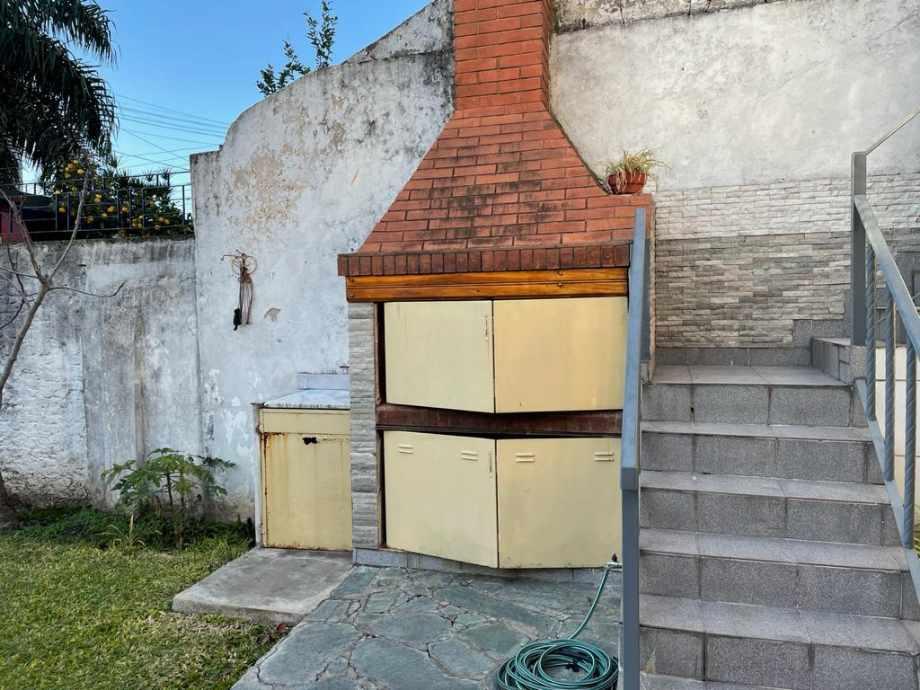 EXCELENTE Casa 3 ambientes con garage y fondo libre en Lomas del Mirador